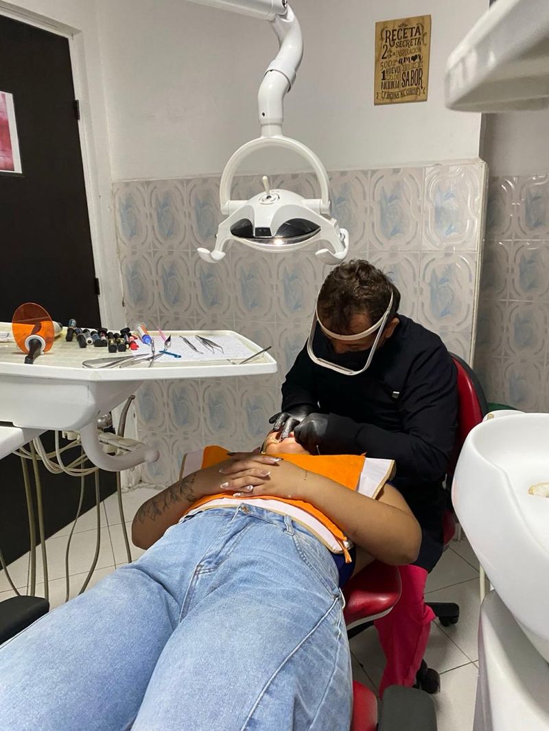 Odontólogo atendiendo a un paciente