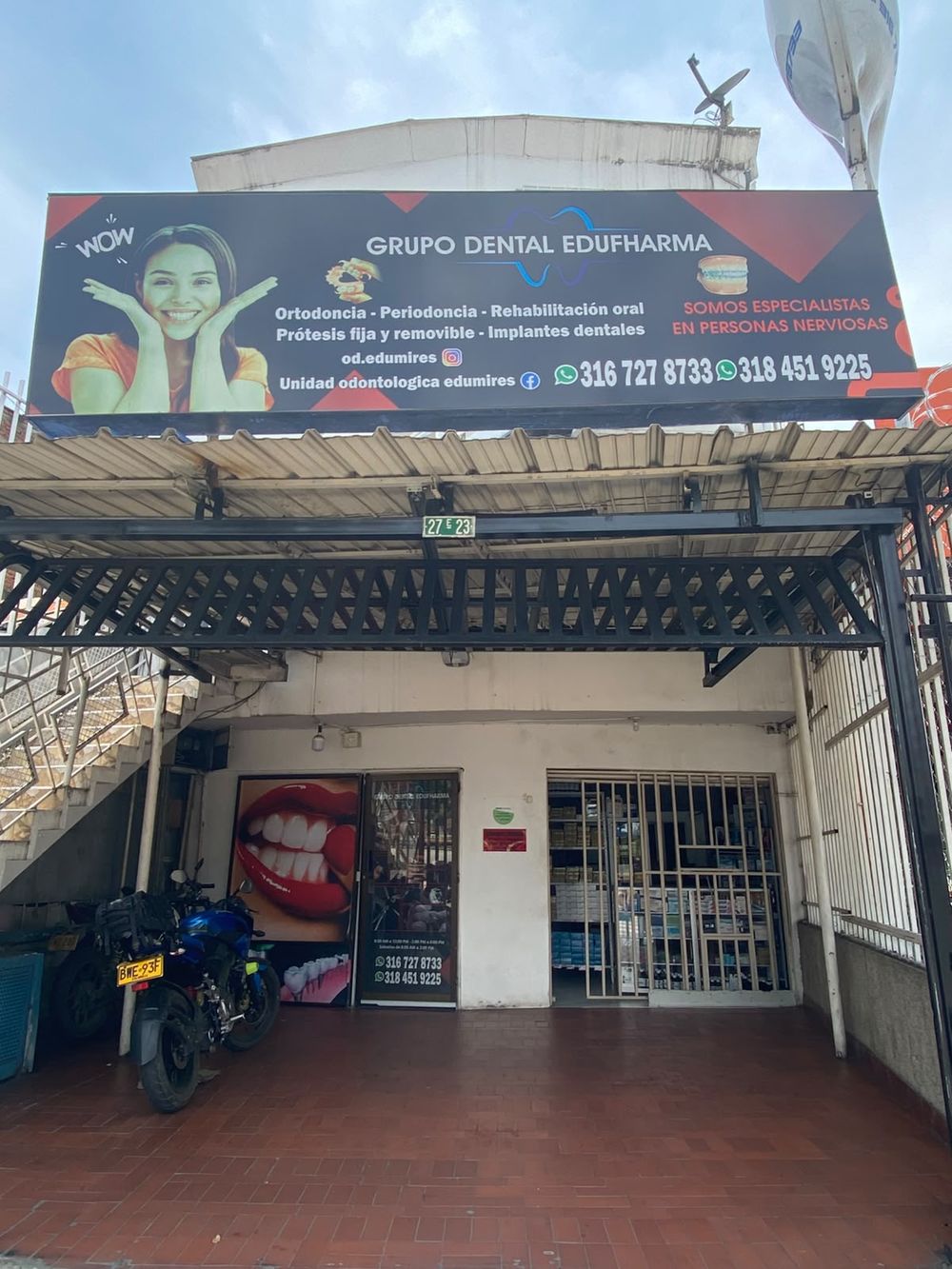 Fachada de Grupo Dental Edufharma con su aviso