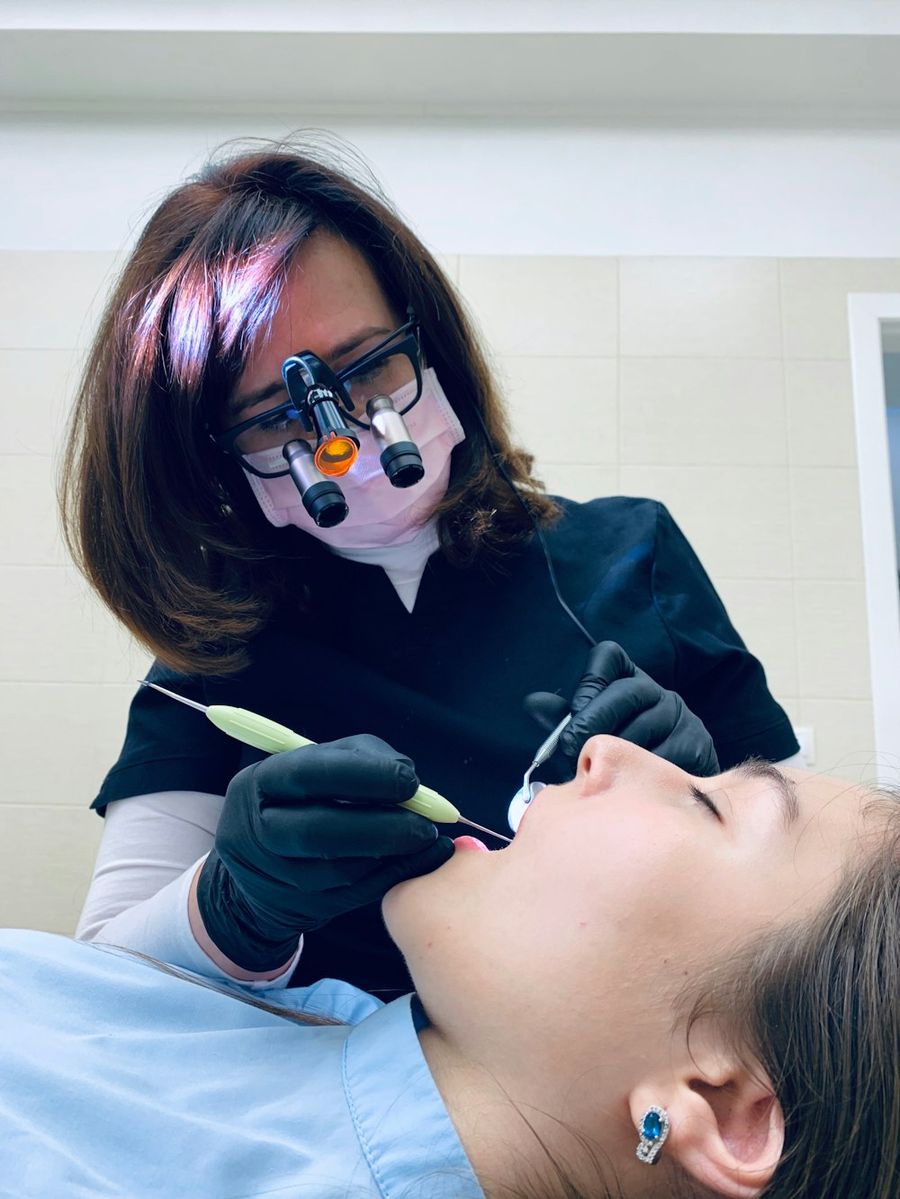Odontóloga haciendo una limpieza dental