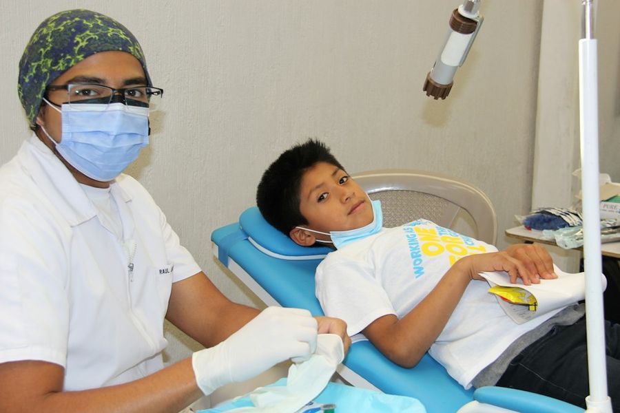 Niño sonriendo en la silla del odontólogo